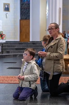 Tegoroczne czerwcowe Nabożeństwo Fatimskie rozpoczęło się o godz. 18:30 odśpiewaniem Litanii do Najświętszego Serca Pana Jezusa oraz przedstawieniem próśb i podziękowań do Matki Bożej Fatimskiej. O godz. 19:00 miała miejsce uroczysta Msza Święta, której przewodniczył i homilię wygłosił ks. Tadeusz Pindara - proboszcz parafii Matki Bożej Częstochowskiej z Rzeszowa (Drabinianka). Ze względu na niekorzystne warunki atmosferyczne zrezygnowano z procesji z figurą Matki Bożej i relikwiami dzieci fatimskich, która tradycyjnie odbywa się na placu przed katedrą. Wierni składali swoje intencje przy figurze Matki Bożej Fatimskiej w modlitwie różańcowej, którą poprowadzili przedstawiciele parafii pw. Miłosierdzia Bożego w Rzeszowie wraz z ks. Tomaszem Baciem – proboszczem tejże parafii. W posługę muzyczną podczas Eucharystii włączył się chór „Alba Cantans” pod dyrekcją Kornelii Ignas z parafii pw. Bożego Miłosierdzia w Rzeszowie oraz orkiestra dęta prowadzona przez Tadeusza Cielaka. Wieczór poświęcony Matce Bożej Fatimskiej zakończyło wspólne odśpiewanie Apelu Jasnogórskiego, po którym jeszcze przez godzinę trwała adoracja Najświętszego Sakramentu. Uroczystość w katedrze licznie zgromadziła wiernych czcicieli Matki Bożej Fatimskiej. Kolejne Nabożeństwa Fatimskie odbędą się w każdy 13. dzień miesiąca do października i będą transmitowane przez Katolickie Radio VIA. fot. Joanna Prasoł