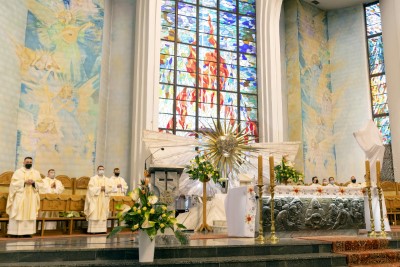 1 kwietnia 2021 r. o godz. 18.00 w naszej Katedrze rozpoczęła się Msza Wieczerzy Pańskiej, której przewodniczył bp Jan Wątroba. W koncelebrze uczestniczyli głównie księża z Parafii Katedralnej i z Wyższego Seminarium Duchownego w Rzeszowie. Po Komunii św. Najświętszy Sakrament przeniesiono do kaplicy adoracji zwanej "ciemnicą" przygotowaną w dolnym kościele Katedry.  fot. Joanna Prasoł