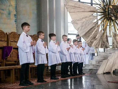 W V Niedzielę Wielkiego Postu, podczas Mszy Świętej o godz. 12:00, ks. Krzysztof Gołąbek – proboszcz naszej Katedry, przyjął do grona Liturgicznej Służby Ołtarza siedmiu nowych ministrantów.  Po odpowiednim przygotowaniu, pod czujnym okiem ks. Pawła Wójcika oraz animatorów Adama i Miłosza, chłopcy otrzymali stopień ministranta choralisty – po raz pierwszy założyli kołnierzyki i otrzymali legitymacje ministranckie. To wyjątkowy moment i ogromna radość dla naszej wspólnoty! Podczas Mszy Świętej zaśpiewała Dziewczęca Schola Katedralna. Serdecznie gratulujemy chłopcom odwagi oraz życzymy wytrwałości w tej pięknej służbie przy Ołtarzu Pana Jezusa. Jeśli chcesz dołączyć do grona ministrantów – serdecznie zapraszamy! Zainteresowanych prosimy o kontakt z ks. Pawłem Wójcikiem.
fot. Antoni Ważny