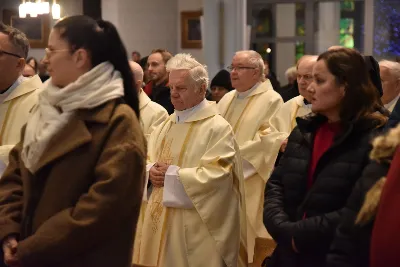 Uroczystej liturgii w uroczystość Objawienia Pańskiego w katedrze rzeszowskiej przewodniczył bp Jan Wątroba. W koncelebrze wziął udział bp Kazimierz Górny oraz kilkudziesięciu kapłanów. Szczególną intencją Eucharystii była modlitwa za bp. Kazimierza Górnego, obchodzącego 40. rocznicę sakry biskupiej oraz za bp. Edwarda Białogłowskiego, który święcenia biskupie przyjął 37 lat temu.
Na początku liturgii przedstawiciele parafii przekazali życzenia Biskupom Seniorom. Po odczytaniu Ewangelii, zgodnie z dawnym zwyczajem, wygłoszono Anuncjacę, czyli ogłoszenie dat Świąt Paschalnych i innych świąt ruchomych w bieżącym roku liturgicznym. Obrzęd ten ma na celu przypomnienie, że całe życie chrześcijanina i liturgia Kościoła, zmierzają ku najważniejszej tajemnicy, Paschy Chrystusa. Podczas liturgii, zgodnie ze świątecznym zwyczajem, pobłogosławiono kredę i kadzidło.
Na zakończenie Mszy św. bp Kazimierz Górny podziękował uczestnikom liturgii za wspólną modlitwę i przekazane życzenia. fot. ks. Jakub Oczkowicz