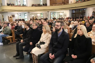 W niedzielę, 16 listopada, w Katedrze pw. Najświętszego Serca Pana Jezusa w Rzeszowie odbyła się uroczysta Msza Święta z okazji jubileuszu 40-lecia Katedralnego Chóru Chłopięco-Męskiego „Pueri Cantores Resovienses”. Eucharystii przewodniczył ks. Krzysztof Gołąbek, proboszcz Katedry.

Pod batutą Aleksandry Fiołek-Matuszewskiej oraz chórzysty Marcelego Kyca chór wykonał kilka utworów ze swojego repertuaru, wypełniając Katedrę pięknem muzyki sakralnej.

Wyjątkowym momentem było przyjęcie dziesięciu chłopców do grona chórzystów. W asyście prezesa chóru, Ryszarda Bieńka, młodzi śpiewacy złożyli uroczyste przyrzeczenie godnego reprezentowania chóru, Katedry Rzeszowskiej i miasta.

Radość przeżywały także dzieci przygotowujące się do I Komunii Świętej, które podczas Mszy Świętej otrzymały swoje pierwsze modlitewniki. W homilii ks. Julian Wybraniec, duszpasterz chóru z ramienia bpa Jana Wątroby, przypomniał o znaczeniu modlitewnika w życiu każdego chrześcijanina.

Przed nami kolejna uroczystość! Już 24 listopada o godz. 18.00 w Instytucie Teologiczno-Pastoralnym w Rzeszowie odbędzie się wyjątkowy koncert jubileuszowy. 

fot. Patrycja Pelczar Reszko
