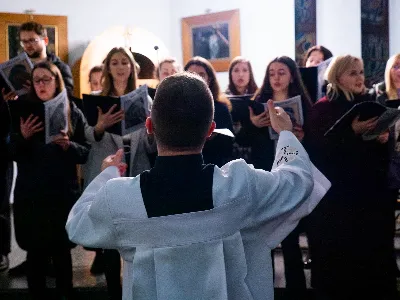 „Zaiste, godna jesteś, Matko, wszelkiej chwały, któraś między wszystkimi świętymi Najświętsze zrodziła Słowo. Od przyszłej kary wybaw nas, którzy pospołu do Ciebie wołamy: Alleluja”. Tymi słowami wychwalali Matkę Bożą zgromadzeni w rzeszowskiej katedrze w wigilię jednej z najważniejszych uroczystości w Kościele – uroczystości Niepokalanego Poczęcia Najświętszej Maryi Panny. W tym szczególnym dniu miało miejsce nabożeństwo Akatystu ku czci Bogurodzicy – jednego z najstarszych hymnów liturgicznych wychwalających Najświętszą Maryję Pannę.

Nabożeństwo zyskało szczególną rangę, gdyż wraz z wiernymi modlił się także Biskup Rzeszowski Jan Wątroba, co podkreślało doniosłość tego wydarzenia dla katedralnej wspólnoty.

Historia Akatystu sięga V wieku, a jego autorstwo przypisuje się świętemu Romanowi Pieśniarzowi. Według tradycji, święty otrzymał hymn w niezwykły sposób – miał się mu objawić we śnie Niebiański Wysłannik i wręczyć zwój z tekstem. Rankiem święty Roman wyśpiewał jego treść, a hymn ten przez wieki rozbrzmiewa ku czci Bogurodzicy. Według jednej z podań historycznych, Akatyst został po raz pierwszy wykonany 7 sierpnia 626 roku, gdy – za wstawiennictwem Maryi – miasto Konstantynopol zostało cudownie uratowane przed najazdem. Wtedy też mieszkańcy śpiewali hymn całą noc, stojąc na znak wdzięczności i czci.

Choć Akatyst wywodzi się z tradycji bizantyńskiej i jest ściśle związany z liturgią wschodnią, już w VIII wieku został przetłumaczony na łacinę, a później na wiele języków narodowych. W ten sposób trafił także do praktyki liturgicznej Kościoła Zachodniego. Współcześnie jest odmawiany i śpiewany w wielu kościołach w Polsce – zwłaszcza przy okazji uroczystości maryjnych, takich jak 8 grudnia (Niepokalane Poczęcie NMP) czy 25 marca (Zwiastowanie NMP).

Akatyst składa się z 24 zwrotek, które ułożone są według kolejnych liter alfabetu. Każda strofa wprowadza głęboką refleksję nad tajemnicą Wcielenia Słowa i rolą Maryi w planie zbawienia. Niezwykłym elementem tej modlitwy jest fakt, że każda dłuższa strofa rozpoczyna się uroczystym „Witaj”, a kończy wezwaniem „Witaj Oblubienico Dziewicza”. Ze względu na greckie znaczenie słowa akathistos („nie siedzący”), hymn wykonuje się na stojąco.

W przeddzień uroczystości Niepokalanego Poczęcia NMP wierni licznie zgromadzili się w rzeszowskiej katedrze, by wspólnie uwielbiać Tę, która została zachowana od zmazy pierworodnej. Wprowadzenia w modlitwę Akatystu dokonał ks. Julian Wybraniec, przypominając historię tego starożytnego nabożeństwa i objaśniając jego strukturę. Po uroczystej procesji wejścia, przy figurze Matki Bożej Fatimskiej, rozpoczęto modlitwę wezwaniem „O Waleczna Hetmanko”. Nabożeństwu przewodniczył ks. Karol Migut, wikariusz katedralny, a trzygłosowy śpiew poprowadziła Katedralna Schola Liturgiczna pod dyrekcją ks. Juliana Wybrańca.

Wyjątkowy klimat tej modlitwy podkreślały elementy pełne symboliki – figura Matki Bożej wielokrotnie okadzana, światła w świątyni niemal całkowicie zgaszone, a jedynym światłem stały się zapalone świece trzymane w dłoniach wiernych. Nabożeństwo zakończyło się uroczystym błogosławieństwem i rozesłaniem.

Bogactwo duchowe i teologiczne Akatystu pozwoliło uczestnikom nie tylko przygotować się do uroczystości Niepokalanego Poczęcia, ale także pogłębić refleksję nad rolą Maryi w Boskim planie zbawienia. Wyszeptane i uniesione modlitwy pomogły wiernym dostrzec, że Maryja jest Przewodniczką na drodze przygotowania do przyjścia Zbawiciela – zarówno w nadchodzącego Bożego Narodzenia, jak i w oczekiwanym powtórnym przyjściu Chrystusa na ziemię.

Niech ta modlitwa, odwieczna w swojej treści i dziś odżywająca przez wspólne uczestnictwo, pogłębi w nas wiarę, nadzieję i miłość – zwłaszcza w czasie Adwentu.

Angelika Karnasiewicz, fot. Antoni Ważny