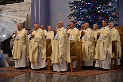 Uroczystej liturgii w uroczystość Objawienia Pańskiego w katedrze rzeszowskiej przewodniczył bp Jan Wątroba. W koncelebrze wziął udział bp Kazimierz Górny oraz kilkudziesięciu kapłanów. Szczególną intencją Eucharystii była modlitwa za bp. Kazimierza Górnego, obchodzącego 40. rocznicę sakry biskupiej oraz za bp. Edwarda Białogłowskiego, który święcenia biskupie przyjął 37 lat temu.
Na początku liturgii przedstawiciele parafii przekazali życzenia Biskupom Seniorom. Po odczytaniu Ewangelii, zgodnie z dawnym zwyczajem, wygłoszono Anuncjacę, czyli ogłoszenie dat Świąt Paschalnych i innych świąt ruchomych w bieżącym roku liturgicznym. Obrzęd ten ma na celu przypomnienie, że całe życie chrześcijanina i liturgia Kościoła, zmierzają ku najważniejszej tajemnicy, Paschy Chrystusa. Podczas liturgii, zgodnie ze świątecznym zwyczajem, pobłogosławiono kredę i kadzidło.
Na zakończenie Mszy św. bp Kazimierz Górny podziękował uczestnikom liturgii za wspólną modlitwę i przekazane życzenia. fot. ks. Jakub Oczkowicz