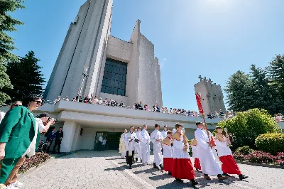 Maj to dla wielu najpiękniejszy miesiąc w roku. W liturgii Kościoła szczególnie wtedy czcimy Maryję oraz radujemy się ze Zmartwychwstania Pańskiego.
W niedzielę 12 maja w naszej Katedrze dzieci z klas III doświadczyły równie wielkiej radości po raz pierwszy w pełni uczestnicząc we Mszy Świętej. To niezwykłe spotkanie z Chrystusem w Komunii Świętej zostało poprzedzone przygotowaniem poprzez katechezy w szkole i spotkania w parafii, a także spowiedzią.
Poprzez niedzielną Eucharystie o godz. 12.00 celebrowaną przez ks. Krzysztofa Gołąbka, proboszcza naszej Katedry, 78 dzieci rozpoczęło wielką przygodę z Jezusem ukrytym w Najświętszym Sakramencie. Towarzyszyli im rodzice, którzy wraz ze swoimi dziećmi przygotowywali się do tego wydarzenia, a także najbliższa rodzina. Posługę w liturgii Mszy Świętej pełniły dzieci pierwszokomunijne oraz ich rodzice.
Wielka radość serc dzieci komunijnych promieniowała na wszystkich uczestników Mszy Świętej i przypominała zebranym na liturgii, że spotkanie z Jezusem Eucharystycznym to przywilej i wielkie szczęście. Czas tej wielkiej radości został przedłużony przez „Biały Tydzień”, w którym dzieci uczestniczyły w wieczornej Eucharystii, przyjmując Jezusa do swoich serc. 
Wszystkim dzieciom, które w tym roku przeżywały swoją Pierwszą Komunię Świętą, życzymy, aby nie gasł w nich zapał do poznawania Jezusa i Jego nauki, a radość, jaka towarzyszyła tym dniom, była nieodłączną towarzyszką ich spotkań z Jezusem w Eucharystii. A s. Julicie i ks. Julianowi dziękujemy za serce włożone w przygotowanie dzieci do tego wielkiego wydarzenia.
 
fot. Fotografia-64 Wacław Patro