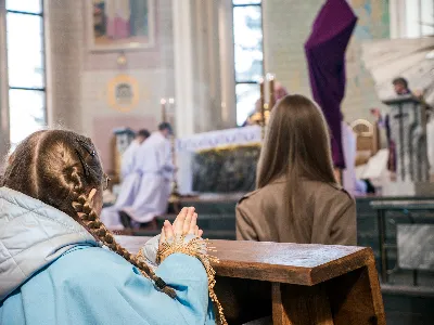 W V Niedzielę Wielkiego Postu, podczas Mszy Świętej o godz. 12:00, ks. Krzysztof Gołąbek – proboszcz naszej Katedry, przyjął do grona Liturgicznej Służby Ołtarza siedmiu nowych ministrantów.  Po odpowiednim przygotowaniu, pod czujnym okiem ks. Pawła Wójcika oraz animatorów Adama i Miłosza, chłopcy otrzymali stopień ministranta choralisty – po raz pierwszy założyli kołnierzyki i otrzymali legitymacje ministranckie. To wyjątkowy moment i ogromna radość dla naszej wspólnoty! Podczas Mszy Świętej zaśpiewała Dziewczęca Schola Katedralna. Serdecznie gratulujemy chłopcom odwagi oraz życzymy wytrwałości w tej pięknej służbie przy Ołtarzu Pana Jezusa. Jeśli chcesz dołączyć do grona ministrantów – serdecznie zapraszamy! Zainteresowanych prosimy o kontakt z ks. Pawłem Wójcikiem.
fot. Antoni Ważny