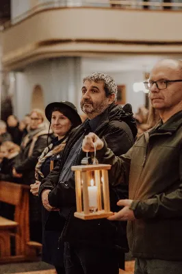 W niedzielę, 15 grudnia 2024 r. Betlejemskie Światło Pokoju dotarło na Podkarpacie. Uroczysta inauguracja sztafety płomienia pochodzącego z miejsca narodzenia Pana Jezusa, miała miejsce w katedrze rzeszowskiej. Mszy św. z udziałem skautów, harcerzy i harcerek, przewodniczył bp Jan Wątroba, któremu harcerze przekazali lampion z płonącą świecą na początku liturgii.