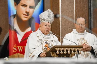 W sobotę, 15 listopada 2025 r., w Sanktuarium św. Józefa w Rzeszowie aż 205 ministrantów z całej diecezji otrzymało błogosławieństwo do pełnienia funkcji lektora. Wśród nich znalazło się dziesięciu przedstawicieli naszej parafii – 9 chłopców i 1 dorosły mężczyzna.

Podczas uroczystości Ks. Bp Kazimierz Górny przypomniał, jak odpowiedzialna jest rola tych, którzy proklamują Słowo Boże. Podkreślił, że liczy się nie tylko piękna dykcja i postawa liturgiczna, ale również godne, chrześcijańskie życie na co dzień.

Nowi lektorzy z naszej parafii to: Wojciech, Paweł, Piotr, Wojciech, Dawid, Damian, Dawid, Michał, Olaf, Aleksander.

Składamy serdeczne gratulacje nowym lektorom, ich rodzicom oraz ks. Pawłowi Wójcikowi – opiekunowi LSO! Niech zapał i gotowość do służby sprawią, że ich posługa Słowa będzie umacniać całą naszą wspólnotę.

fot. ks. Jakub Oczkowicz, Łukasz Lewandowski, Wiktor Woliński