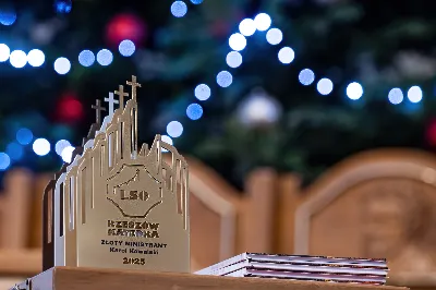 W niedzielę 11 stycznia 2026 r., na zakończenie rodzinnej Mszy Świętej o godz. 12.00, odbyło się uroczyste podsumowanie roku formacyjnego Liturgicznej Służby Ołtarza Katedry Rzeszowskiej.

Statuetkę Złotego Ministranta otrzymali Karol Kowalski oraz Dawid Pruchnicki.
Statuetkę Srebrnego Ministranta otrzymał Piotr Warzybok.
Statuetkę Brązowego Ministranta otrzymał Paweł Górka.

Wszystkim nagrodzonym serdecznie gratulujemy, a pozostałych ministrantów zachęcamy do dalszej, wytrwałej i gorliwej służby przy ołtarzu.

Serdecznie dziękujemy osobom i firmom wspierającym działalność Liturgicznej Służby Ołtarza:
– Państwu Jolancie i Sławomirowi Zawidlakom (Majstal – cięcie laserowe),
– Państwu Sylwii i Łukaszowi Kowalskim (drukowalscy.pl) za przygotowanie projektu i ufundowanie statuetek,
– Państwu Annie i Sławomirowi Wilkom (Matteo Travel – Biuro Podróży) za wsparcie finansowe, które umożliwia ministrantom nieodpłatne korzystanie z hali sportowej.

Wyrażamy wdzięczność wszystkim parafianom, którzy w uroczystość Objawienia Pańskiego zakupili „kadzidło”, wspierając w ten sposób Fundusz Ministrancki.

Dziękujemy przede wszystkim ks. Pawłowi Wójcikowi za codzienną troskę, opiekę i formację Liturgicznej Służby Ołtarza.

Zapraszamy wszystkich chłopców, którzy chcieliby dołączyć do grona Liturgicznej Służby Ołtarza. Służba przy ołtarzu to piękna droga pogłębiania wiary, nauki odpowiedzialności oraz współtworzenia piękna liturgii.

Fot. Joanna Prasoł