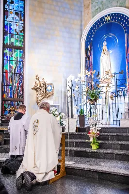 Tegoroczne czerwcowe Nabożeństwo Fatimskie rozpoczęło się o godz. 18:30 odśpiewaniem Litanii do Najświętszego Serca Pana Jezusa oraz przedstawieniem próśb i podziękowań do Matki Bożej Fatimskiej. O godz. 19:00 miała miejsce uroczysta Msza Święta, której przewodniczył i homilię wygłosił ks. Tadeusz Pindara - proboszcz parafii Matki Bożej Częstochowskiej z Rzeszowa (Drabinianka). Ze względu na niekorzystne warunki atmosferyczne zrezygnowano z procesji z figurą Matki Bożej i relikwiami dzieci fatimskich, która tradycyjnie odbywa się na placu przed katedrą. Wierni składali swoje intencje przy figurze Matki Bożej Fatimskiej w modlitwie różańcowej, którą poprowadzili przedstawiciele parafii pw. Miłosierdzia Bożego w Rzeszowie wraz z ks. Tomaszem Baciem – proboszczem tejże parafii. W posługę muzyczną podczas Eucharystii włączył się chór „Alba Cantans” pod dyrekcją Kornelii Ignas z parafii pw. Bożego Miłosierdzia w Rzeszowie oraz orkiestra dęta prowadzona przez Tadeusza Cielaka. Wieczór poświęcony Matce Bożej Fatimskiej zakończyło wspólne odśpiewanie Apelu Jasnogórskiego, po którym jeszcze przez godzinę trwała adoracja Najświętszego Sakramentu. Uroczystość w katedrze licznie zgromadziła wiernych czcicieli Matki Bożej Fatimskiej. Kolejne Nabożeństwa Fatimskie odbędą się w każdy 13. dzień miesiąca do października i będą transmitowane przez Katolickie Radio VIA. fot. Joanna Prasoł