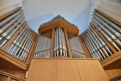 Uroczystej liturgii w uroczystość Objawienia Pańskiego w katedrze rzeszowskiej przewodniczył bp Jan Wątroba. W koncelebrze wziął udział bp Kazimierz Górny oraz kilkudziesięciu kapłanów. Szczególną intencją Eucharystii była modlitwa za bp. Kazimierza Górnego, obchodzącego 40. rocznicę sakry biskupiej oraz za bp. Edwarda Białogłowskiego, który święcenia biskupie przyjął 37 lat temu.
Na początku liturgii przedstawiciele parafii przekazali życzenia Biskupom Seniorom. Po odczytaniu Ewangelii, zgodnie z dawnym zwyczajem, wygłoszono Anuncjacę, czyli ogłoszenie dat Świąt Paschalnych i innych świąt ruchomych w bieżącym roku liturgicznym. Obrzęd ten ma na celu przypomnienie, że całe życie chrześcijanina i liturgia Kościoła, zmierzają ku najważniejszej tajemnicy, Paschy Chrystusa. Podczas liturgii, zgodnie ze świątecznym zwyczajem, pobłogosławiono kredę i kadzidło.
Na zakończenie Mszy św. bp Kazimierz Górny podziękował uczestnikom liturgii za wspólną modlitwę i przekazane życzenia. fot. ks. Jakub Oczkowicz