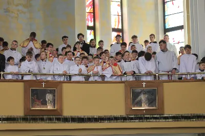 „Eucharystia powinna nas prowadzić do odkrycia kapłańskiej misji Ludu Bożego, kapłańskiej misji każdego z nas” – powiedział Biskup Rzeszowski podczas Mszy Wieczerzy Pańskiej, której przewodniczył w katedrze rzeszowskiej w Wielki Czwartek, 2 kwietnia 2026 r.

Podczas uroczystej liturgii Wielkiego Czwartku w katedrze rzeszowskiej, której przewodniczył bp Jan Wątroba, wierni zostali zaproszeni do refleksji nad tajemnicą Eucharystii, kapłaństwa oraz powołania całego Ludu Bożego do udziału w misji Chrystusa. Na zakończenie homilii biskup zachęcił do szczególnej modlitwy za kapłanów, zwłaszcza tych przeżywających trudności i kryzysy. „Panie Jezu, dobry pasterzu i towarzyszu wędrówki, dziś powierzamy Ci wszystkich kapłanów, ale zwłaszcza tych, którzy przechodzą chwilę kryzysu” – powiedział Biskup Rzeszowski. Wezwał także wspólnotę wiernych do troski o kapłanów poprzez modlitwę, życzliwość i wsparcie.

Wielkoczwartkowa liturgia w katedrze rzeszowskiej stała się nie tylko dziękczynieniem za dar Eucharystii i kapłaństwa, ale także wezwaniem do odnowienia świadomości odpowiedzialności każdego wiernego za życie Kościoła i świadectwo wiary w świecie. fot. ks. Jakub Oczkowicz