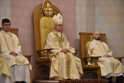 W liturgiczne wspomnienie św. Jana Apostoła (27 grudnia) w katedrze rzeszowskiej celebrowano Eucharystię, której przewodniczył bp Jan Wątroba. Mszę św. koncelebrował abp Edward Nowak, bp Edward Białogłowski, a także ok. 60 kapłanów, którzy wraz z przedstawicielami wspólnot, stowarzyszeń i instytucji modlili się w intencji Biskupa Rzeszowskiego z okazji jego imienin.
Homilię wygłosił ks. Janusz Kosior, proboszcz parafii pw. św. Jadwigi Królowej w Rzeszowie.
Na zakończenie Mszy św. bp Jan Wątroba podziękował za modlitwę i życzenia. 
fot. ks. Jakub Oczkowicz
