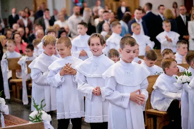 Maj to dla wielu najpiękniejszy miesiąc w roku. W liturgii Kościoła szczególnie wtedy czcimy Maryję oraz radujemy się ze Zmartwychwstania Pańskiego.
W niedzielę 12 maja w naszej Katedrze dzieci z klas III doświadczyły równie wielkiej radości po raz pierwszy w pełni uczestnicząc we Mszy Świętej. To niezwykłe spotkanie z Chrystusem w Komunii Świętej zostało poprzedzone przygotowaniem poprzez katechezy w szkole i spotkania w parafii, a także spowiedzią.
Poprzez niedzielną Eucharystie o godz. 12.00 celebrowaną przez ks. Krzysztofa Gołąbka, proboszcza naszej Katedry, 78 dzieci rozpoczęło wielką przygodę z Jezusem ukrytym w Najświętszym Sakramencie. Towarzyszyli im rodzice, którzy wraz ze swoimi dziećmi przygotowywali się do tego wydarzenia, a także najbliższa rodzina. Posługę w liturgii Mszy Świętej pełniły dzieci pierwszokomunijne oraz ich rodzice.
Wielka radość serc dzieci komunijnych promieniowała na wszystkich uczestników Mszy Świętej i przypominała zebranym na liturgii, że spotkanie z Jezusem Eucharystycznym to przywilej i wielkie szczęście. Czas tej wielkiej radości został przedłużony przez „Biały Tydzień”, w którym dzieci uczestniczyły w wieczornej Eucharystii, przyjmując Jezusa do swoich serc. 
Wszystkim dzieciom, które w tym roku przeżywały swoją Pierwszą Komunię Świętą, życzymy, aby nie gasł w nich zapał do poznawania Jezusa i Jego nauki, a radość, jaka towarzyszyła tym dniom, była nieodłączną towarzyszką ich spotkań z Jezusem w Eucharystii. A s. Julicie i ks. Julianowi dziękujemy za serce włożone w przygotowanie dzieci do tego wielkiego wydarzenia.
 
fot. Fotografia-64 Wacław Patro