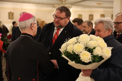 W liturgiczne wspomnienie św. Jana Apostoła (27 grudnia) w katedrze rzeszowskiej celebrowano Eucharystię, której przewodniczył bp Jan Wątroba. Mszę św. koncelebrował abp Edward Nowak, bp Edward Białogłowski, a także ok. 60 kapłanów, którzy wraz z przedstawicielami wspólnot, stowarzyszeń i instytucji modlili się w intencji Biskupa Rzeszowskiego z okazji jego imienin.
Homilię wygłosił ks. Janusz Kosior, proboszcz parafii pw. św. Jadwigi Królowej w Rzeszowie.
Na zakończenie Mszy św. bp Jan Wątroba podziękował za modlitwę i życzenia. 
fot. ks. Jakub Oczkowicz
