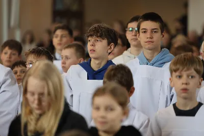 „Eucharystia powinna nas prowadzić do odkrycia kapłańskiej misji Ludu Bożego, kapłańskiej misji każdego z nas” – powiedział Biskup Rzeszowski podczas Mszy Wieczerzy Pańskiej, której przewodniczył w katedrze rzeszowskiej w Wielki Czwartek, 2 kwietnia 2026 r.

Podczas uroczystej liturgii Wielkiego Czwartku w katedrze rzeszowskiej, której przewodniczył bp Jan Wątroba, wierni zostali zaproszeni do refleksji nad tajemnicą Eucharystii, kapłaństwa oraz powołania całego Ludu Bożego do udziału w misji Chrystusa. Na zakończenie homilii biskup zachęcił do szczególnej modlitwy za kapłanów, zwłaszcza tych przeżywających trudności i kryzysy. „Panie Jezu, dobry pasterzu i towarzyszu wędrówki, dziś powierzamy Ci wszystkich kapłanów, ale zwłaszcza tych, którzy przechodzą chwilę kryzysu” – powiedział Biskup Rzeszowski. Wezwał także wspólnotę wiernych do troski o kapłanów poprzez modlitwę, życzliwość i wsparcie.

Wielkoczwartkowa liturgia w katedrze rzeszowskiej stała się nie tylko dziękczynieniem za dar Eucharystii i kapłaństwa, ale także wezwaniem do odnowienia świadomości odpowiedzialności każdego wiernego za życie Kościoła i świadectwo wiary w świecie. fot. ks. Jakub Oczkowicz