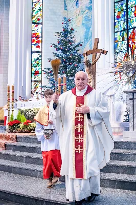 W niedzielę 11 stycznia 2026 r., na zakończenie rodzinnej Mszy Świętej o godz. 12.00, odbyło się uroczyste podsumowanie roku formacyjnego Liturgicznej Służby Ołtarza Katedry Rzeszowskiej.

Statuetkę Złotego Ministranta otrzymali Karol Kowalski oraz Dawid Pruchnicki.
Statuetkę Srebrnego Ministranta otrzymał Piotr Warzybok.
Statuetkę Brązowego Ministranta otrzymał Paweł Górka.

Wszystkim nagrodzonym serdecznie gratulujemy, a pozostałych ministrantów zachęcamy do dalszej, wytrwałej i gorliwej służby przy ołtarzu.

Serdecznie dziękujemy osobom i firmom wspierającym działalność Liturgicznej Służby Ołtarza:
– Państwu Jolancie i Sławomirowi Zawidlakom (Majstal – cięcie laserowe),
– Państwu Sylwii i Łukaszowi Kowalskim (drukowalscy.pl) za przygotowanie projektu i ufundowanie statuetek,
– Państwu Annie i Sławomirowi Wilkom (Matteo Travel – Biuro Podróży) za wsparcie finansowe, które umożliwia ministrantom nieodpłatne korzystanie z hali sportowej.

Wyrażamy wdzięczność wszystkim parafianom, którzy w uroczystość Objawienia Pańskiego zakupili „kadzidło”, wspierając w ten sposób Fundusz Ministrancki.

Dziękujemy przede wszystkim ks. Pawłowi Wójcikowi za codzienną troskę, opiekę i formację Liturgicznej Służby Ołtarza.

Zapraszamy wszystkich chłopców, którzy chcieliby dołączyć do grona Liturgicznej Służby Ołtarza. Służba przy ołtarzu to piękna droga pogłębiania wiary, nauki odpowiedzialności oraz współtworzenia piękna liturgii.

Fot. Joanna Prasoł