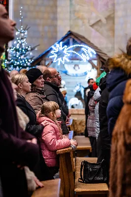 W wigilię uroczystości Bożego Narodzenia w rzeszowskiej katedrze została odprawiona tzw. Msza pasterzy, popularnie zwana „Pasterką”. Uroczystej Eucharystii na rozpoczęcie liturgicznego okresu Bożego Narodzenia przewodniczył bp Jan Wątroba, Pasterz Diecezji Rzeszowskiej. Po procesji wejścia, ks. Krzysztof Gołąbek, proboszcz parafii katedralnej, złożył figurkę Dzieciątka Jezus w symbolicznym żłóbku. Liturgia Słowa podkreślała radość z narodzenia oczekiwanego Mesjasza: „Dziś się narodził Chrystus Pan, Zbawiciel”. Homilię wygłosił bp Jan Wątroba. Na zakończenie uroczystej Eucharystii ks. Krzysztof Gołąbek złożył świąteczne życzenia wszystkim obecnym w katedrze oraz radiosłuchaczom Katolickiego Radia VIA. fot. Joanna Prasoł