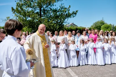 Maj to dla wielu najpiękniejszy miesiąc w roku. W liturgii Kościoła szczególnie wtedy czcimy Maryję oraz radujemy się ze Zmartwychwstania Pańskiego.
W niedzielę 12 maja w naszej Katedrze dzieci z klas III doświadczyły równie wielkiej radości po raz pierwszy w pełni uczestnicząc we Mszy Świętej. To niezwykłe spotkanie z Chrystusem w Komunii Świętej zostało poprzedzone przygotowaniem poprzez katechezy w szkole i spotkania w parafii, a także spowiedzią.
Poprzez niedzielną Eucharystie o godz. 12.00 celebrowaną przez ks. Krzysztofa Gołąbka, proboszcza naszej Katedry, 78 dzieci rozpoczęło wielką przygodę z Jezusem ukrytym w Najświętszym Sakramencie. Towarzyszyli im rodzice, którzy wraz ze swoimi dziećmi przygotowywali się do tego wydarzenia, a także najbliższa rodzina. Posługę w liturgii Mszy Świętej pełniły dzieci pierwszokomunijne oraz ich rodzice.
Wielka radość serc dzieci komunijnych promieniowała na wszystkich uczestników Mszy Świętej i przypominała zebranym na liturgii, że spotkanie z Jezusem Eucharystycznym to przywilej i wielkie szczęście. Czas tej wielkiej radości został przedłużony przez „Biały Tydzień”, w którym dzieci uczestniczyły w wieczornej Eucharystii, przyjmując Jezusa do swoich serc. 
Wszystkim dzieciom, które w tym roku przeżywały swoją Pierwszą Komunię Świętą, życzymy, aby nie gasł w nich zapał do poznawania Jezusa i Jego nauki, a radość, jaka towarzyszyła tym dniom, była nieodłączną towarzyszką ich spotkań z Jezusem w Eucharystii. A s. Julicie i ks. Julianowi dziękujemy za serce włożone w przygotowanie dzieci do tego wielkiego wydarzenia.
 
fot. Fotografia-64 Wacław Patro