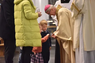 Uroczystej liturgii w uroczystość Objawienia Pańskiego w katedrze rzeszowskiej przewodniczył bp Jan Wątroba. W koncelebrze wziął udział bp Kazimierz Górny oraz kilkudziesięciu kapłanów. Szczególną intencją Eucharystii była modlitwa za bp. Kazimierza Górnego, obchodzącego 40. rocznicę sakry biskupiej oraz za bp. Edwarda Białogłowskiego, który święcenia biskupie przyjął 37 lat temu.
Na początku liturgii przedstawiciele parafii przekazali życzenia Biskupom Seniorom. Po odczytaniu Ewangelii, zgodnie z dawnym zwyczajem, wygłoszono Anuncjacę, czyli ogłoszenie dat Świąt Paschalnych i innych świąt ruchomych w bieżącym roku liturgicznym. Obrzęd ten ma na celu przypomnienie, że całe życie chrześcijanina i liturgia Kościoła, zmierzają ku najważniejszej tajemnicy, Paschy Chrystusa. Podczas liturgii, zgodnie ze świątecznym zwyczajem, pobłogosławiono kredę i kadzidło.
Na zakończenie Mszy św. bp Kazimierz Górny podziękował uczestnikom liturgii za wspólną modlitwę i przekazane życzenia. fot. ks. Jakub Oczkowicz