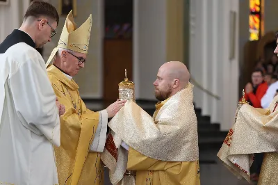 „Eucharystia powinna nas prowadzić do odkrycia kapłańskiej misji Ludu Bożego, kapłańskiej misji każdego z nas” – powiedział Biskup Rzeszowski podczas Mszy Wieczerzy Pańskiej, której przewodniczył w katedrze rzeszowskiej w Wielki Czwartek, 2 kwietnia 2026 r.

Podczas uroczystej liturgii Wielkiego Czwartku w katedrze rzeszowskiej, której przewodniczył bp Jan Wątroba, wierni zostali zaproszeni do refleksji nad tajemnicą Eucharystii, kapłaństwa oraz powołania całego Ludu Bożego do udziału w misji Chrystusa. Na zakończenie homilii biskup zachęcił do szczególnej modlitwy za kapłanów, zwłaszcza tych przeżywających trudności i kryzysy. „Panie Jezu, dobry pasterzu i towarzyszu wędrówki, dziś powierzamy Ci wszystkich kapłanów, ale zwłaszcza tych, którzy przechodzą chwilę kryzysu” – powiedział Biskup Rzeszowski. Wezwał także wspólnotę wiernych do troski o kapłanów poprzez modlitwę, życzliwość i wsparcie.

Wielkoczwartkowa liturgia w katedrze rzeszowskiej stała się nie tylko dziękczynieniem za dar Eucharystii i kapłaństwa, ale także wezwaniem do odnowienia świadomości odpowiedzialności każdego wiernego za życie Kościoła i świadectwo wiary w świecie. fot. ks. Jakub Oczkowicz
