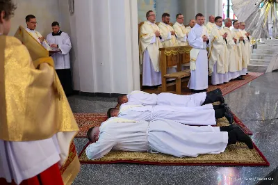 18 maja 2024 r. w katedrze rzeszowskiej święcenia prezbiteratu przyjęli diakoni: Łukasz Cyrnek z parafii św. Onufrego w Łące, Dawid Piróg z parafii Najświętszego Serca Pana Jezusa w Pagorzynie i Janusz Szczęch z parafii Podwyższenia Krzyża Świętego w Rzeszowie.
W Eucharystii, której przewodniczył Biskup Rzeszowski, uczestniczył abp Edward Nowak i około pięćdziesięciu księży, m.in. przełożeni Wyższego Seminarium Duchownego w Rzeszowie oraz proboszczowie i wikariusze z parafii rodzinnych neoprezbiterów.
Po homilii odbył się obrzędy święceń: przyrzeczenie czci i posłuszeństwa biskupowi ordynariuszowi, Litania do Wszystkich Świętych podczas której kandydaci leżeli krzyżem, nałożenie rąk (po raz pierwszy w historii diecezji rzeszowskiej biskup nakładał ręce stojąc przy tronie biskupim), modlitwa święceń oraz namaszczenie rąk krzyżmem i wręczenie chleba i wina. Podczas Liturgii Eucharystycznej nowo wyświęceni po raz pierwszy wyciągnęli dłonie nad chlebem i winem wypowiadając słowa konsekracji.
Na zakończenie Mszy św. ks. Łukasz Cyrnek podziękował, w imieniu nowo wyświęconych, wszystkim, którzy przyczynili się do przygotowania ich do kapłaństwa.
Wracając do zakrystii neoprezbiterzy zatrzymali się przy figurze Matki Bożej Fatimskiej zawierzając swoje kapłaństwo Najświętszej Maryi Pannie.
W niedzielę, 19 maja, w Uroczystość Zesłania Ducha Świętego, ks. Łukasz Cyrnek i ks. Dawid Piróg będą sprawować w swoich rodzinnych parafiach uroczyste Msze św. prymicyjne; ks. Janusz Szczęch – 25 maja. Pod koniec czerwca neoprezbiterzy otrzymają skierowania do pierwszych parafii.
Fot. Piotr Szorc – Radio VIA