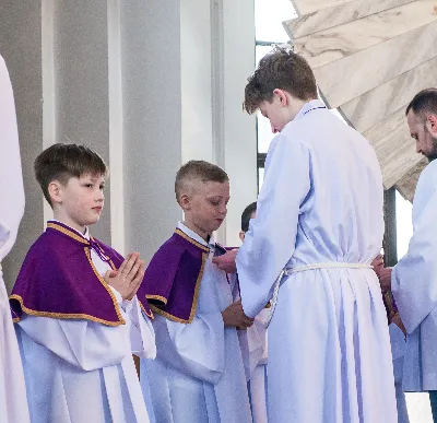 W V Niedzielę Wielkiego Postu, podczas Mszy Świętej o godz. 12:00, ks. Krzysztof Gołąbek – proboszcz naszej Katedry, przyjął do grona Liturgicznej Służby Ołtarza siedmiu nowych ministrantów.  Po odpowiednim przygotowaniu, pod czujnym okiem ks. Pawła Wójcika oraz animatorów Adama i Miłosza, chłopcy otrzymali stopień ministranta choralisty – po raz pierwszy założyli kołnierzyki i otrzymali legitymacje ministranckie. To wyjątkowy moment i ogromna radość dla naszej wspólnoty! Podczas Mszy Świętej zaśpiewała Dziewczęca Schola Katedralna. Serdecznie gratulujemy chłopcom odwagi oraz życzymy wytrwałości w tej pięknej służbie przy Ołtarzu Pana Jezusa. Jeśli chcesz dołączyć do grona ministrantów – serdecznie zapraszamy! Zainteresowanych prosimy o kontakt z ks. Pawłem Wójcikiem.
fot. Antoni Ważny