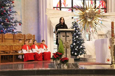 26 grudnia podczas Mszy Świętej o godz. 12.00 w Katedrze Rzeszowskiej posługę muzyczną podjął Katedralny Chór Chłopięco-Męski "Pueri Cantores Resovienses". Mszy Świętej przewodniczył bp Edward Białogłowski. Chórem dyrygowała Aleksandra Fiołek-Matuszewska. Ksiądz Biskup po Eucharystii tradycyjnie podzielił się z chórzystami opłatkiem.
fot. Patrycja Pelczar Reszko