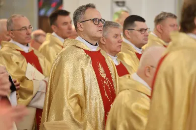 „Eucharystia powinna nas prowadzić do odkrycia kapłańskiej misji Ludu Bożego, kapłańskiej misji każdego z nas” – powiedział Biskup Rzeszowski podczas Mszy Wieczerzy Pańskiej, której przewodniczył w katedrze rzeszowskiej w Wielki Czwartek, 2 kwietnia 2026 r.

Podczas uroczystej liturgii Wielkiego Czwartku w katedrze rzeszowskiej, której przewodniczył bp Jan Wątroba, wierni zostali zaproszeni do refleksji nad tajemnicą Eucharystii, kapłaństwa oraz powołania całego Ludu Bożego do udziału w misji Chrystusa. Na zakończenie homilii biskup zachęcił do szczególnej modlitwy za kapłanów, zwłaszcza tych przeżywających trudności i kryzysy. „Panie Jezu, dobry pasterzu i towarzyszu wędrówki, dziś powierzamy Ci wszystkich kapłanów, ale zwłaszcza tych, którzy przechodzą chwilę kryzysu” – powiedział Biskup Rzeszowski. Wezwał także wspólnotę wiernych do troski o kapłanów poprzez modlitwę, życzliwość i wsparcie.

Wielkoczwartkowa liturgia w katedrze rzeszowskiej stała się nie tylko dziękczynieniem za dar Eucharystii i kapłaństwa, ale także wezwaniem do odnowienia świadomości odpowiedzialności każdego wiernego za życie Kościoła i świadectwo wiary w świecie. fot. ks. Jakub Oczkowicz