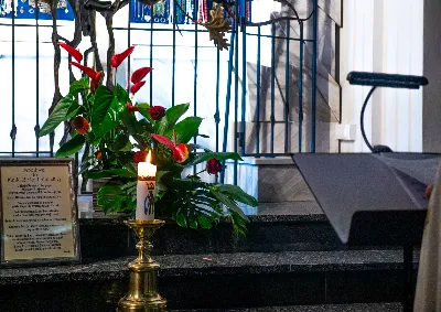 „Zaiste, godna jesteś, Matko, wszelkiej chwały, któraś między wszystkimi świętymi Najświętsze zrodziła Słowo. Od przyszłej kary wybaw nas, którzy pospołu do Ciebie wołamy: Alleluja”. Tymi słowami wychwalali Matkę Bożą zgromadzeni w rzeszowskiej katedrze w wigilię jednej z najważniejszych uroczystości w Kościele – uroczystości Niepokalanego Poczęcia Najświętszej Maryi Panny. W tym szczególnym dniu miało miejsce nabożeństwo Akatystu ku czci Bogurodzicy – jednego z najstarszych hymnów liturgicznych wychwalających Najświętszą Maryję Pannę.

Nabożeństwo zyskało szczególną rangę, gdyż wraz z wiernymi modlił się także Biskup Rzeszowski Jan Wątroba, co podkreślało doniosłość tego wydarzenia dla katedralnej wspólnoty.

Historia Akatystu sięga V wieku, a jego autorstwo przypisuje się świętemu Romanowi Pieśniarzowi. Według tradycji, święty otrzymał hymn w niezwykły sposób – miał się mu objawić we śnie Niebiański Wysłannik i wręczyć zwój z tekstem. Rankiem święty Roman wyśpiewał jego treść, a hymn ten przez wieki rozbrzmiewa ku czci Bogurodzicy. Według jednej z podań historycznych, Akatyst został po raz pierwszy wykonany 7 sierpnia 626 roku, gdy – za wstawiennictwem Maryi – miasto Konstantynopol zostało cudownie uratowane przed najazdem. Wtedy też mieszkańcy śpiewali hymn całą noc, stojąc na znak wdzięczności i czci.

Choć Akatyst wywodzi się z tradycji bizantyńskiej i jest ściśle związany z liturgią wschodnią, już w VIII wieku został przetłumaczony na łacinę, a później na wiele języków narodowych. W ten sposób trafił także do praktyki liturgicznej Kościoła Zachodniego. Współcześnie jest odmawiany i śpiewany w wielu kościołach w Polsce – zwłaszcza przy okazji uroczystości maryjnych, takich jak 8 grudnia (Niepokalane Poczęcie NMP) czy 25 marca (Zwiastowanie NMP).

Akatyst składa się z 24 zwrotek, które ułożone są według kolejnych liter alfabetu. Każda strofa wprowadza głęboką refleksję nad tajemnicą Wcielenia Słowa i rolą Maryi w planie zbawienia. Niezwykłym elementem tej modlitwy jest fakt, że każda dłuższa strofa rozpoczyna się uroczystym „Witaj”, a kończy wezwaniem „Witaj Oblubienico Dziewicza”. Ze względu na greckie znaczenie słowa akathistos („nie siedzący”), hymn wykonuje się na stojąco.

W przeddzień uroczystości Niepokalanego Poczęcia NMP wierni licznie zgromadzili się w rzeszowskiej katedrze, by wspólnie uwielbiać Tę, która została zachowana od zmazy pierworodnej. Wprowadzenia w modlitwę Akatystu dokonał ks. Julian Wybraniec, przypominając historię tego starożytnego nabożeństwa i objaśniając jego strukturę. Po uroczystej procesji wejścia, przy figurze Matki Bożej Fatimskiej, rozpoczęto modlitwę wezwaniem „O Waleczna Hetmanko”. Nabożeństwu przewodniczył ks. Karol Migut, wikariusz katedralny, a trzygłosowy śpiew poprowadziła Katedralna Schola Liturgiczna pod dyrekcją ks. Juliana Wybrańca.

Wyjątkowy klimat tej modlitwy podkreślały elementy pełne symboliki – figura Matki Bożej wielokrotnie okadzana, światła w świątyni niemal całkowicie zgaszone, a jedynym światłem stały się zapalone świece trzymane w dłoniach wiernych. Nabożeństwo zakończyło się uroczystym błogosławieństwem i rozesłaniem.

Bogactwo duchowe i teologiczne Akatystu pozwoliło uczestnikom nie tylko przygotować się do uroczystości Niepokalanego Poczęcia, ale także pogłębić refleksję nad rolą Maryi w Boskim planie zbawienia. Wyszeptane i uniesione modlitwy pomogły wiernym dostrzec, że Maryja jest Przewodniczką na drodze przygotowania do przyjścia Zbawiciela – zarówno w nadchodzącego Bożego Narodzenia, jak i w oczekiwanym powtórnym przyjściu Chrystusa na ziemię.

Niech ta modlitwa, odwieczna w swojej treści i dziś odżywająca przez wspólne uczestnictwo, pogłębi w nas wiarę, nadzieję i miłość – zwłaszcza w czasie Adwentu.

Angelika Karnasiewicz, fot. Antoni Ważny