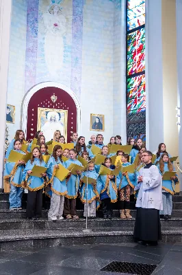 W niedzielę 11 stycznia 2026 r., na zakończenie rodzinnej Mszy Świętej o godz. 12.00, odbyło się uroczyste podsumowanie roku formacyjnego Liturgicznej Służby Ołtarza Katedry Rzeszowskiej.

Statuetkę Złotego Ministranta otrzymali Karol Kowalski oraz Dawid Pruchnicki.
Statuetkę Srebrnego Ministranta otrzymał Piotr Warzybok.
Statuetkę Brązowego Ministranta otrzymał Paweł Górka.

Wszystkim nagrodzonym serdecznie gratulujemy, a pozostałych ministrantów zachęcamy do dalszej, wytrwałej i gorliwej służby przy ołtarzu.

Serdecznie dziękujemy osobom i firmom wspierającym działalność Liturgicznej Służby Ołtarza:
– Państwu Jolancie i Sławomirowi Zawidlakom (Majstal – cięcie laserowe),
– Państwu Sylwii i Łukaszowi Kowalskim (drukowalscy.pl) za przygotowanie projektu i ufundowanie statuetek,
– Państwu Annie i Sławomirowi Wilkom (Matteo Travel – Biuro Podróży) za wsparcie finansowe, które umożliwia ministrantom nieodpłatne korzystanie z hali sportowej.

Wyrażamy wdzięczność wszystkim parafianom, którzy w uroczystość Objawienia Pańskiego zakupili „kadzidło”, wspierając w ten sposób Fundusz Ministrancki.

Dziękujemy przede wszystkim ks. Pawłowi Wójcikowi za codzienną troskę, opiekę i formację Liturgicznej Służby Ołtarza.

Zapraszamy wszystkich chłopców, którzy chcieliby dołączyć do grona Liturgicznej Służby Ołtarza. Służba przy ołtarzu to piękna droga pogłębiania wiary, nauki odpowiedzialności oraz współtworzenia piękna liturgii.

Fot. Joanna Prasoł