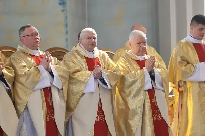 „Eucharystia powinna nas prowadzić do odkrycia kapłańskiej misji Ludu Bożego, kapłańskiej misji każdego z nas” – powiedział Biskup Rzeszowski podczas Mszy Wieczerzy Pańskiej, której przewodniczył w katedrze rzeszowskiej w Wielki Czwartek, 2 kwietnia 2026 r.

Podczas uroczystej liturgii Wielkiego Czwartku w katedrze rzeszowskiej, której przewodniczył bp Jan Wątroba, wierni zostali zaproszeni do refleksji nad tajemnicą Eucharystii, kapłaństwa oraz powołania całego Ludu Bożego do udziału w misji Chrystusa. Na zakończenie homilii biskup zachęcił do szczególnej modlitwy za kapłanów, zwłaszcza tych przeżywających trudności i kryzysy. „Panie Jezu, dobry pasterzu i towarzyszu wędrówki, dziś powierzamy Ci wszystkich kapłanów, ale zwłaszcza tych, którzy przechodzą chwilę kryzysu” – powiedział Biskup Rzeszowski. Wezwał także wspólnotę wiernych do troski o kapłanów poprzez modlitwę, życzliwość i wsparcie.

Wielkoczwartkowa liturgia w katedrze rzeszowskiej stała się nie tylko dziękczynieniem za dar Eucharystii i kapłaństwa, ale także wezwaniem do odnowienia świadomości odpowiedzialności każdego wiernego za życie Kościoła i świadectwo wiary w świecie. fot. ks. Jakub Oczkowicz