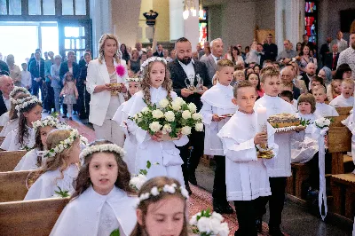 Maj to dla wielu najpiękniejszy miesiąc w roku. W liturgii Kościoła szczególnie wtedy czcimy Maryję oraz radujemy się ze Zmartwychwstania Pańskiego.
W niedzielę 12 maja w naszej Katedrze dzieci z klas III doświadczyły równie wielkiej radości po raz pierwszy w pełni uczestnicząc we Mszy Świętej. To niezwykłe spotkanie z Chrystusem w Komunii Świętej zostało poprzedzone przygotowaniem poprzez katechezy w szkole i spotkania w parafii, a także spowiedzią.
Poprzez niedzielną Eucharystie o godz. 12.00 celebrowaną przez ks. Krzysztofa Gołąbka, proboszcza naszej Katedry, 78 dzieci rozpoczęło wielką przygodę z Jezusem ukrytym w Najświętszym Sakramencie. Towarzyszyli im rodzice, którzy wraz ze swoimi dziećmi przygotowywali się do tego wydarzenia, a także najbliższa rodzina. Posługę w liturgii Mszy Świętej pełniły dzieci pierwszokomunijne oraz ich rodzice.
Wielka radość serc dzieci komunijnych promieniowała na wszystkich uczestników Mszy Świętej i przypominała zebranym na liturgii, że spotkanie z Jezusem Eucharystycznym to przywilej i wielkie szczęście. Czas tej wielkiej radości został przedłużony przez „Biały Tydzień”, w którym dzieci uczestniczyły w wieczornej Eucharystii, przyjmując Jezusa do swoich serc. 
Wszystkim dzieciom, które w tym roku przeżywały swoją Pierwszą Komunię Świętą, życzymy, aby nie gasł w nich zapał do poznawania Jezusa i Jego nauki, a radość, jaka towarzyszyła tym dniom, była nieodłączną towarzyszką ich spotkań z Jezusem w Eucharystii. A s. Julicie i ks. Julianowi dziękujemy za serce włożone w przygotowanie dzieci do tego wielkiego wydarzenia.
 
fot. Fotografia-64 Wacław Patro