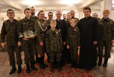 W liturgiczne wspomnienie św. Jana Apostoła (27 grudnia) w katedrze rzeszowskiej celebrowano Eucharystię, której przewodniczył bp Jan Wątroba. Mszę św. koncelebrował abp Edward Nowak, bp Edward Białogłowski, a także ok. 60 kapłanów, którzy wraz z przedstawicielami wspólnot, stowarzyszeń i instytucji modlili się w intencji Biskupa Rzeszowskiego z okazji jego imienin.
Homilię wygłosił ks. Janusz Kosior, proboszcz parafii pw. św. Jadwigi Królowej w Rzeszowie.
Na zakończenie Mszy św. bp Jan Wątroba podziękował za modlitwę i życzenia. 
fot. ks. Jakub Oczkowicz
