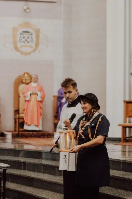 W niedzielę, 15 grudnia 2024 r. Betlejemskie Światło Pokoju dotarło na Podkarpacie. Uroczysta inauguracja sztafety płomienia pochodzącego z miejsca narodzenia Pana Jezusa, miała miejsce w katedrze rzeszowskiej. Mszy św. z udziałem skautów, harcerzy i harcerek, przewodniczył bp Jan Wątroba, któremu harcerze przekazali lampion z płonącą świecą na początku liturgii.