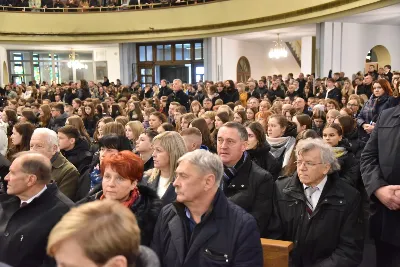 W niedzielę, 24 listopada 2024 r., w uroczystość Jezusa Chrystusa Króla Wszechświata obchodzony jest Światowy Dzień Młodzieży, a także jest to święto patronalne Akcji Katolickiej i Katolickiego Stowarzyszenia Młodzieży. Świętowanie uroczystości Jezusa Chrystusa Króla Wszechświata i 39. Światowego Dnia Młodzieży w diecezji rozpoczęła Eucharystia w katedrze rzeszowskiej, której przewodniczył bp Jan Wątroba. Eucharystię koncelebrowało 60 księży, głównie asystentów Katolickiego Stowarzyszenia Młodzieży, oddziałów Akcji Katolickiej i duszpasterzy młodzieży. W kościele katedralnym w liturgii uczestniczyło prawie 2000 młodych ludzi i kilkaset osób związanych z Akcją Katolicką. Po homilii 60 osób z różnych parafii złożyło przyrzeczenie, poprzez które zostali włączeni do Katolickiego Stowarzyszenia Młodzieży. Kandydaci, przed sztandarem KSM, wypowiedzieli słowa przysięgi: Uroczyście przyrzekam pracować nad sobą, aby móc całym życiem wiernie służyć Bogu, Kościołowi i Ojczyźnie, czynić dobro ludziom, być dobrym członkiem Katolickiego Stowarzyszenia Młodzieży. Po Eucharystii w kościele katedralnym młodzież udała się w uroczystym przemarszu ulicami miasta do Uniwersytetu Rzeszowskiego, gdzie odbywa się druga część obchodów 39. Światowego Dnia Młodzieży pod hasłem „Królewska Uczta”. fot. ks. Jakub Oczkowicz