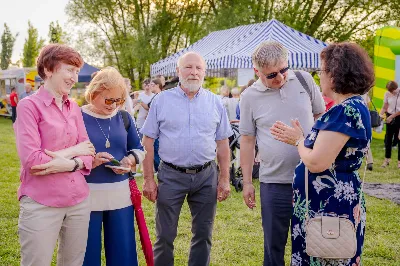 Od 3 do 9 czerwca 2024 r. w obchodzony był Tydzień Modlitw o Świętość Małżeństw i Rodzin, który przebiegał pod hasłem „Rodzinami do Maryi”. Zwieńczeniem tego tygodnia był Dzień Świętości Małżeństw i Rodzin zorganizowany przez Duszpasterstwo Rodzin Diecezji Rzeszowskiej. Z tej racji w katedrze rzeszowskiej odprawiono Mszę św., której przewodniczył bp Edward Białogłowski. W koncelebrze wzięło udział 10 kapłanów. Eucharystia zgromadziła małżeństwa i rodziny, pośród których szczególną grupę stanowiło 150 małżeństw, które w tym roku przeżywają 50. rocznicę zawarcia sakramentu małżeństwa. Po zakończeniu liturgii 150 małżeństw, które przeżywają w tym roku 50. rocznicę zawarcia sakramentu małżeństwa otrzymało okolicznościowe pismo podpisane przez bp. Jana Wątrobę. Kolejnym punktem obchodów Dnia Świętości Małżeństw i Rodzin był Piknik Rodzinny zorganizowany w Parku Papieskim. fot. Tadeusz Poźniak