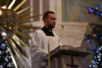 Uroczystej liturgii w uroczystość Objawienia Pańskiego w katedrze rzeszowskiej przewodniczył bp Jan Wątroba. W koncelebrze wziął udział bp Kazimierz Górny oraz kilkudziesięciu kapłanów. Szczególną intencją Eucharystii była modlitwa za bp. Kazimierza Górnego, obchodzącego 40. rocznicę sakry biskupiej oraz za bp. Edwarda Białogłowskiego, który święcenia biskupie przyjął 37 lat temu.
Na początku liturgii przedstawiciele parafii przekazali życzenia Biskupom Seniorom. Po odczytaniu Ewangelii, zgodnie z dawnym zwyczajem, wygłoszono Anuncjacę, czyli ogłoszenie dat Świąt Paschalnych i innych świąt ruchomych w bieżącym roku liturgicznym. Obrzęd ten ma na celu przypomnienie, że całe życie chrześcijanina i liturgia Kościoła, zmierzają ku najważniejszej tajemnicy, Paschy Chrystusa. Podczas liturgii, zgodnie ze świątecznym zwyczajem, pobłogosławiono kredę i kadzidło.
Na zakończenie Mszy św. bp Kazimierz Górny podziękował uczestnikom liturgii za wspólną modlitwę i przekazane życzenia. fot. ks. Jakub Oczkowicz