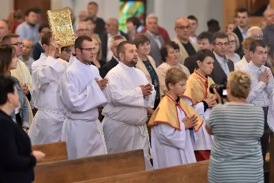 „Święty spokój” – pod takim hasłem 7 września 2019 r. spotkała się młodzież zrzeszona w katolickich ruchach i stowarzyszeniach na Diecezjalnym Dniu Młodych. Spotkanie było okazją do podsumowania wakacyjnych rekolekcji oraz wprowadzenia w systematyczną pracę w ciągu roku. W katedrze zgromadzili się członkowie Ruchu Światło-Życie, zarówno młodzież jak i członkowie Domowego Kościoła. Przed Mszą św. były świadectwa, które prowadził ks. Tomasz Rusyn, diecezjalny moderator Ruchu Światło-Życie. Zebrani wysłuchali m.in. świadectwa Katarzyny Dąbek i ks. Jana Kobaka, diecezjalnego duszpasterza rodzin, którzy prowadzili rekolekcje Ruchu Światło-Życie w Kenii. Eucharystii w katedrze przewodniczył bp Edward Białogłowski. Tegoroczny Diecezjalny Dzień Młodych odbył się po raz piąty.  fot. ks. Tomasz Nowak 
