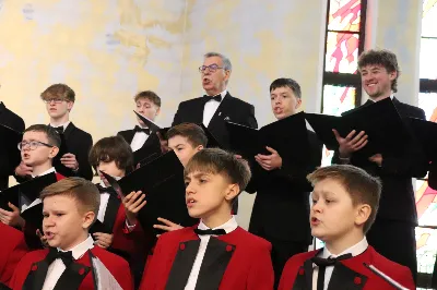 W niedzielę, 16 listopada, w Katedrze pw. Najświętszego Serca Pana Jezusa w Rzeszowie odbyła się uroczysta Msza Święta z okazji jubileuszu 40-lecia Katedralnego Chóru Chłopięco-Męskiego „Pueri Cantores Resovienses”. Eucharystii przewodniczył ks. Krzysztof Gołąbek, proboszcz Katedry.

Pod batutą Aleksandry Fiołek-Matuszewskiej oraz chórzysty Marcelego Kyca chór wykonał kilka utworów ze swojego repertuaru, wypełniając Katedrę pięknem muzyki sakralnej.

Wyjątkowym momentem było przyjęcie dziesięciu chłopców do grona chórzystów. W asyście prezesa chóru, Ryszarda Bieńka, młodzi śpiewacy złożyli uroczyste przyrzeczenie godnego reprezentowania chóru, Katedry Rzeszowskiej i miasta.

Radość przeżywały także dzieci przygotowujące się do I Komunii Świętej, które podczas Mszy Świętej otrzymały swoje pierwsze modlitewniki. W homilii ks. Julian Wybraniec, duszpasterz chóru z ramienia bpa Jana Wątroby, przypomniał o znaczeniu modlitewnika w życiu każdego chrześcijanina.

Przed nami kolejna uroczystość! Już 24 listopada o godz. 18.00 w Instytucie Teologiczno-Pastoralnym w Rzeszowie odbędzie się wyjątkowy koncert jubileuszowy. 

fot. Patrycja Pelczar Reszko