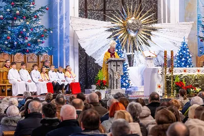 W wigilię uroczystości Bożego Narodzenia w rzeszowskiej katedrze została odprawiona tzw. Msza pasterzy, popularnie zwana „Pasterką”. Uroczystej Eucharystii na rozpoczęcie liturgicznego okresu Bożego Narodzenia przewodniczył bp Jan Wątroba, Pasterz Diecezji Rzeszowskiej. Po procesji wejścia, ks. Krzysztof Gołąbek, proboszcz parafii katedralnej, złożył figurkę Dzieciątka Jezus w symbolicznym żłóbku. Liturgia Słowa podkreślała radość z narodzenia oczekiwanego Mesjasza: „Dziś się narodził Chrystus Pan, Zbawiciel”. Homilię wygłosił bp Jan Wątroba. Na zakończenie uroczystej Eucharystii ks. Krzysztof Gołąbek złożył świąteczne życzenia wszystkim obecnym w katedrze oraz radiosłuchaczom Katolickiego Radia VIA. fot. Joanna Prasoł