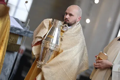 „Eucharystia powinna nas prowadzić do odkrycia kapłańskiej misji Ludu Bożego, kapłańskiej misji każdego z nas” – powiedział Biskup Rzeszowski podczas Mszy Wieczerzy Pańskiej, której przewodniczył w katedrze rzeszowskiej w Wielki Czwartek, 2 kwietnia 2026 r.

Podczas uroczystej liturgii Wielkiego Czwartku w katedrze rzeszowskiej, której przewodniczył bp Jan Wątroba, wierni zostali zaproszeni do refleksji nad tajemnicą Eucharystii, kapłaństwa oraz powołania całego Ludu Bożego do udziału w misji Chrystusa. Na zakończenie homilii biskup zachęcił do szczególnej modlitwy za kapłanów, zwłaszcza tych przeżywających trudności i kryzysy. „Panie Jezu, dobry pasterzu i towarzyszu wędrówki, dziś powierzamy Ci wszystkich kapłanów, ale zwłaszcza tych, którzy przechodzą chwilę kryzysu” – powiedział Biskup Rzeszowski. Wezwał także wspólnotę wiernych do troski o kapłanów poprzez modlitwę, życzliwość i wsparcie.

Wielkoczwartkowa liturgia w katedrze rzeszowskiej stała się nie tylko dziękczynieniem za dar Eucharystii i kapłaństwa, ale także wezwaniem do odnowienia świadomości odpowiedzialności każdego wiernego za życie Kościoła i świadectwo wiary w świecie. fot. ks. Jakub Oczkowicz