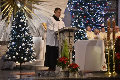 Uroczystej liturgii w uroczystość Objawienia Pańskiego w katedrze rzeszowskiej przewodniczył bp Jan Wątroba. W koncelebrze wziął udział bp Kazimierz Górny oraz kilkudziesięciu kapłanów. Szczególną intencją Eucharystii była modlitwa za bp. Kazimierza Górnego, obchodzącego 40. rocznicę sakry biskupiej oraz za bp. Edwarda Białogłowskiego, który święcenia biskupie przyjął 37 lat temu.
Na początku liturgii przedstawiciele parafii przekazali życzenia Biskupom Seniorom. Po odczytaniu Ewangelii, zgodnie z dawnym zwyczajem, wygłoszono Anuncjacę, czyli ogłoszenie dat Świąt Paschalnych i innych świąt ruchomych w bieżącym roku liturgicznym. Obrzęd ten ma na celu przypomnienie, że całe życie chrześcijanina i liturgia Kościoła, zmierzają ku najważniejszej tajemnicy, Paschy Chrystusa. Podczas liturgii, zgodnie ze świątecznym zwyczajem, pobłogosławiono kredę i kadzidło.
Na zakończenie Mszy św. bp Kazimierz Górny podziękował uczestnikom liturgii za wspólną modlitwę i przekazane życzenia. fot. ks. Jakub Oczkowicz