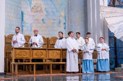 Tegoroczne czerwcowe Nabożeństwo Fatimskie rozpoczęło się o godz. 18:30 odśpiewaniem Litanii do Najświętszego Serca Pana Jezusa oraz przedstawieniem próśb i podziękowań do Matki Bożej Fatimskiej. O godz. 19:00 miała miejsce uroczysta Msza Święta, której przewodniczył i homilię wygłosił ks. Tadeusz Pindara - proboszcz parafii Matki Bożej Częstochowskiej z Rzeszowa (Drabinianka). Ze względu na niekorzystne warunki atmosferyczne zrezygnowano z procesji z figurą Matki Bożej i relikwiami dzieci fatimskich, która tradycyjnie odbywa się na placu przed katedrą. Wierni składali swoje intencje przy figurze Matki Bożej Fatimskiej w modlitwie różańcowej, którą poprowadzili przedstawiciele parafii pw. Miłosierdzia Bożego w Rzeszowie wraz z ks. Tomaszem Baciem – proboszczem tejże parafii. W posługę muzyczną podczas Eucharystii włączył się chór „Alba Cantans” pod dyrekcją Kornelii Ignas z parafii pw. Bożego Miłosierdzia w Rzeszowie oraz orkiestra dęta prowadzona przez Tadeusza Cielaka. Wieczór poświęcony Matce Bożej Fatimskiej zakończyło wspólne odśpiewanie Apelu Jasnogórskiego, po którym jeszcze przez godzinę trwała adoracja Najświętszego Sakramentu. Uroczystość w katedrze licznie zgromadziła wiernych czcicieli Matki Bożej Fatimskiej. Kolejne Nabożeństwa Fatimskie odbędą się w każdy 13. dzień miesiąca do października i będą transmitowane przez Katolickie Radio VIA. fot. Joanna Prasoł