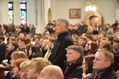 W niedzielę, 24 listopada 2024 r., w uroczystość Jezusa Chrystusa Króla Wszechświata obchodzony jest Światowy Dzień Młodzieży, a także jest to święto patronalne Akcji Katolickiej i Katolickiego Stowarzyszenia Młodzieży. Świętowanie uroczystości Jezusa Chrystusa Króla Wszechświata i 39. Światowego Dnia Młodzieży w diecezji rozpoczęła Eucharystia w katedrze rzeszowskiej, której przewodniczył bp Jan Wątroba. Eucharystię koncelebrowało 60 księży, głównie asystentów Katolickiego Stowarzyszenia Młodzieży, oddziałów Akcji Katolickiej i duszpasterzy młodzieży. W kościele katedralnym w liturgii uczestniczyło prawie 2000 młodych ludzi i kilkaset osób związanych z Akcją Katolicką. Po homilii 60 osób z różnych parafii złożyło przyrzeczenie, poprzez które zostali włączeni do Katolickiego Stowarzyszenia Młodzieży. Kandydaci, przed sztandarem KSM, wypowiedzieli słowa przysięgi: Uroczyście przyrzekam pracować nad sobą, aby móc całym życiem wiernie służyć Bogu, Kościołowi i Ojczyźnie, czynić dobro ludziom, być dobrym członkiem Katolickiego Stowarzyszenia Młodzieży. Po Eucharystii w kościele katedralnym młodzież udała się w uroczystym przemarszu ulicami miasta do Uniwersytetu Rzeszowskiego, gdzie odbywa się druga część obchodów 39. Światowego Dnia Młodzieży pod hasłem „Królewska Uczta”. fot. ks. Jakub Oczkowicz