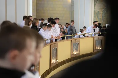„Eucharystia powinna nas prowadzić do odkrycia kapłańskiej misji Ludu Bożego, kapłańskiej misji każdego z nas” – powiedział Biskup Rzeszowski podczas Mszy Wieczerzy Pańskiej, której przewodniczył w katedrze rzeszowskiej w Wielki Czwartek, 2 kwietnia 2026 r.

Podczas uroczystej liturgii Wielkiego Czwartku w katedrze rzeszowskiej, której przewodniczył bp Jan Wątroba, wierni zostali zaproszeni do refleksji nad tajemnicą Eucharystii, kapłaństwa oraz powołania całego Ludu Bożego do udziału w misji Chrystusa. Na zakończenie homilii biskup zachęcił do szczególnej modlitwy za kapłanów, zwłaszcza tych przeżywających trudności i kryzysy. „Panie Jezu, dobry pasterzu i towarzyszu wędrówki, dziś powierzamy Ci wszystkich kapłanów, ale zwłaszcza tych, którzy przechodzą chwilę kryzysu” – powiedział Biskup Rzeszowski. Wezwał także wspólnotę wiernych do troski o kapłanów poprzez modlitwę, życzliwość i wsparcie.

Wielkoczwartkowa liturgia w katedrze rzeszowskiej stała się nie tylko dziękczynieniem za dar Eucharystii i kapłaństwa, ale także wezwaniem do odnowienia świadomości odpowiedzialności każdego wiernego za życie Kościoła i świadectwo wiary w świecie. fot. ks. Jakub Oczkowicz