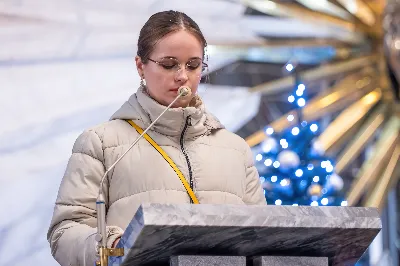W wigilię uroczystości Bożego Narodzenia w rzeszowskiej katedrze została odprawiona tzw. Msza pasterzy, popularnie zwana „Pasterką”. Uroczystej Eucharystii na rozpoczęcie liturgicznego okresu Bożego Narodzenia przewodniczył bp Jan Wątroba, Pasterz Diecezji Rzeszowskiej. Po procesji wejścia, ks. Krzysztof Gołąbek, proboszcz parafii katedralnej, złożył figurkę Dzieciątka Jezus w symbolicznym żłóbku. Liturgia Słowa podkreślała radość z narodzenia oczekiwanego Mesjasza: „Dziś się narodził Chrystus Pan, Zbawiciel”. Homilię wygłosił bp Jan Wątroba. Na zakończenie uroczystej Eucharystii ks. Krzysztof Gołąbek złożył świąteczne życzenia wszystkim obecnym w katedrze oraz radiosłuchaczom Katolickiego Radia VIA. fot. Joanna Prasoł