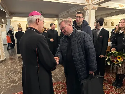 W liturgiczne wspomnienie św. Jana Apostoła (27.12.) w katedrze rzeszowskiej celebrowano Eucharystię, której przewodniczył bp Jan Wątroba. Mszę św. koncelebrował bp Edward Białogłowski, a także ok. 60 kapłanów, którzy wraz z przedstawicielami wspólnot, stowarzyszeń i instytucji modlili się w intencji Biskupa Rzeszowskiego z okazji jego imienin. Homilię wygłosił ks. Tomasz Nowak, proboszcz parafii pw. Świętego Krzyża w Rzeszowie, który pełni również funkcję dziekana dekanatu Rzeszów-Fara oraz wicedyrektora Katolickiego Radia Via. Na zakończenie Mszy św. bp Jan Wątroba podziękował za modlitwę i życzenia.