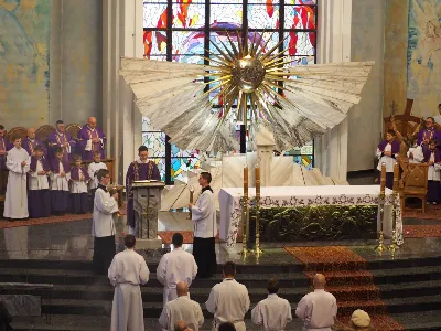 W I Niedzielę Adwentu, podczas uroczystej Mszy Świętej o godzinie 12:00 w rzeszowskiej katedrze, bp Jan Wątroba włączył czterech kleryków z roku V do grona kandydatów bezpośrednio przygotowujących się do sakramentu święceń. Wybrani zostali: Marek, Krzysztof, Przemysław i Kacper.
Gratulujemy i pamiętamy w modlitwie o przyszłych kapłanach! 
fot. WSD Rzeszów