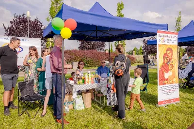 Od 3 do 9 czerwca 2024 r. w obchodzony był Tydzień Modlitw o Świętość Małżeństw i Rodzin, który przebiegał pod hasłem „Rodzinami do Maryi”. Zwieńczeniem tego tygodnia był Dzień Świętości Małżeństw i Rodzin zorganizowany przez Duszpasterstwo Rodzin Diecezji Rzeszowskiej. Z tej racji w katedrze rzeszowskiej odprawiono Mszę św., której przewodniczył bp Edward Białogłowski. W koncelebrze wzięło udział 10 kapłanów. Eucharystia zgromadziła małżeństwa i rodziny, pośród których szczególną grupę stanowiło 150 małżeństw, które w tym roku przeżywają 50. rocznicę zawarcia sakramentu małżeństwa. Po zakończeniu liturgii 150 małżeństw, które przeżywają w tym roku 50. rocznicę zawarcia sakramentu małżeństwa otrzymało okolicznościowe pismo podpisane przez bp. Jana Wątrobę. Kolejnym punktem obchodów Dnia Świętości Małżeństw i Rodzin był Piknik Rodzinny zorganizowany w Parku Papieskim. fot. Tadeusz Poźniak