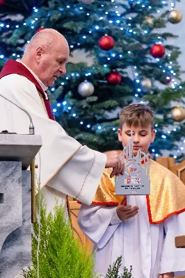 W niedzielę 11 stycznia 2026 r., na zakończenie rodzinnej Mszy Świętej o godz. 12.00, odbyło się uroczyste podsumowanie roku formacyjnego Liturgicznej Służby Ołtarza Katedry Rzeszowskiej.

Statuetkę Złotego Ministranta otrzymali Karol Kowalski oraz Dawid Pruchnicki.
Statuetkę Srebrnego Ministranta otrzymał Piotr Warzybok.
Statuetkę Brązowego Ministranta otrzymał Paweł Górka.

Wszystkim nagrodzonym serdecznie gratulujemy, a pozostałych ministrantów zachęcamy do dalszej, wytrwałej i gorliwej służby przy ołtarzu.

Serdecznie dziękujemy osobom i firmom wspierającym działalność Liturgicznej Służby Ołtarza:
– Państwu Jolancie i Sławomirowi Zawidlakom (Majstal – cięcie laserowe),
– Państwu Sylwii i Łukaszowi Kowalskim (drukowalscy.pl) za przygotowanie projektu i ufundowanie statuetek,
– Państwu Annie i Sławomirowi Wilkom (Matteo Travel – Biuro Podróży) za wsparcie finansowe, które umożliwia ministrantom nieodpłatne korzystanie z hali sportowej.

Wyrażamy wdzięczność wszystkim parafianom, którzy w uroczystość Objawienia Pańskiego zakupili „kadzidło”, wspierając w ten sposób Fundusz Ministrancki.

Dziękujemy przede wszystkim ks. Pawłowi Wójcikowi za codzienną troskę, opiekę i formację Liturgicznej Służby Ołtarza.

Zapraszamy wszystkich chłopców, którzy chcieliby dołączyć do grona Liturgicznej Służby Ołtarza. Służba przy ołtarzu to piękna droga pogłębiania wiary, nauki odpowiedzialności oraz współtworzenia piękna liturgii.

Fot. Joanna Prasoł